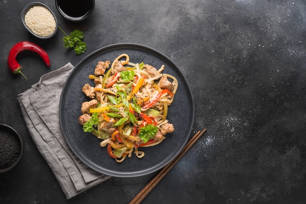 Udon con carne de cerdo y verduras. Cocina asiática.