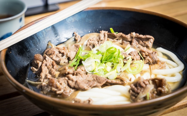 Udon de carne japonesa, macarrão grosso com carne