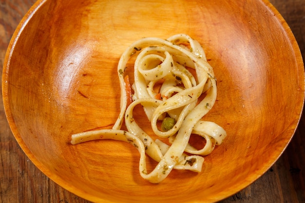 Udon fervido encontra-se em uma placa de madeira