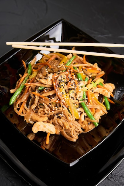 Foto udon con filete frito de pollo y verduras