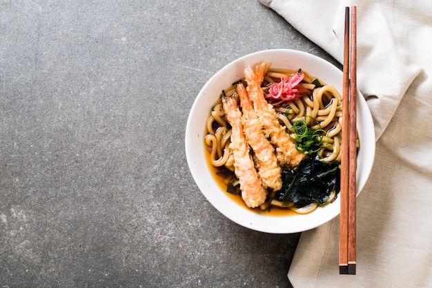 Udon macarrão com camarão tempura