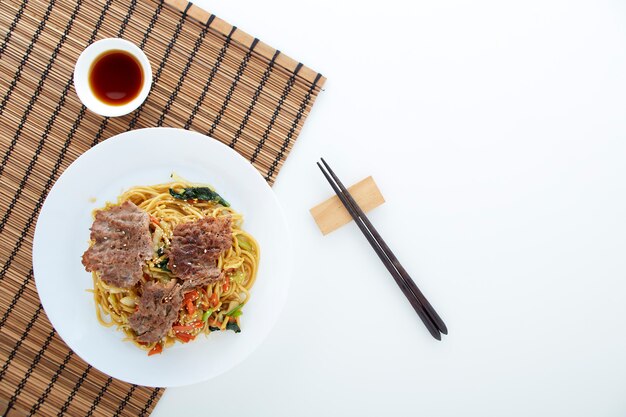 Udon Nudeln mit Gemüse, Rindfleisch treffen.