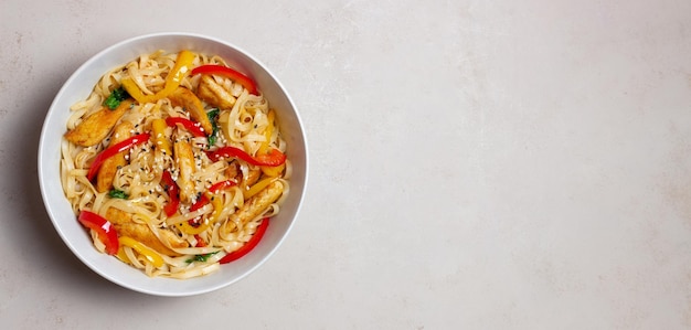 Udon-Nudeln mit Huhn, Pfeffer und Sesam. Chinesisches Essen.