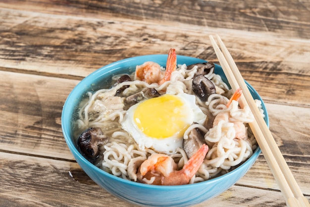 Udon-Nudeln mit Pilzen und Garnelen