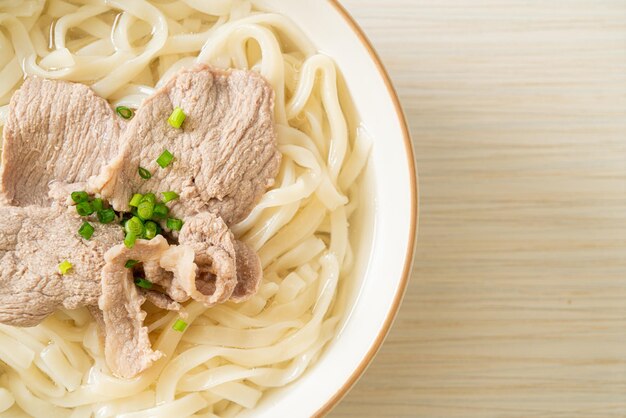 Foto udon-nudeln mit schweinefleisch in klarer suppe