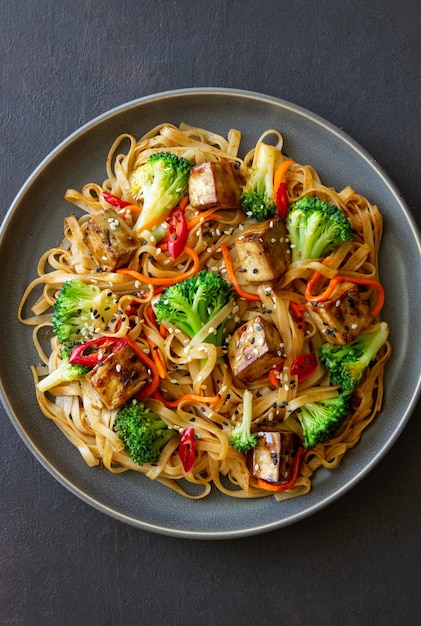 Udon-Nudeln mit Tofu, Brokkoli, Karotten, Pfeffer und Sesam Gesunde Ernährung Vegetarisches Essen Asiatisches Essen