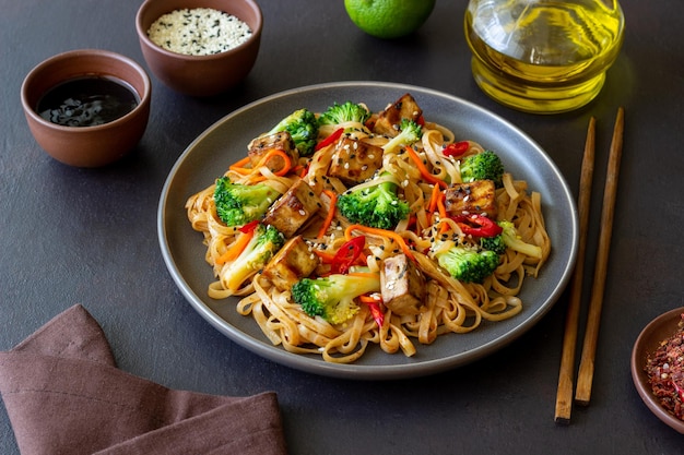 Udon-Nudeln mit Tofu, Brokkoli, Karotten, Pfeffer und Sesam Gesunde Ernährung Vegetarisches Essen Asiatisches Essen