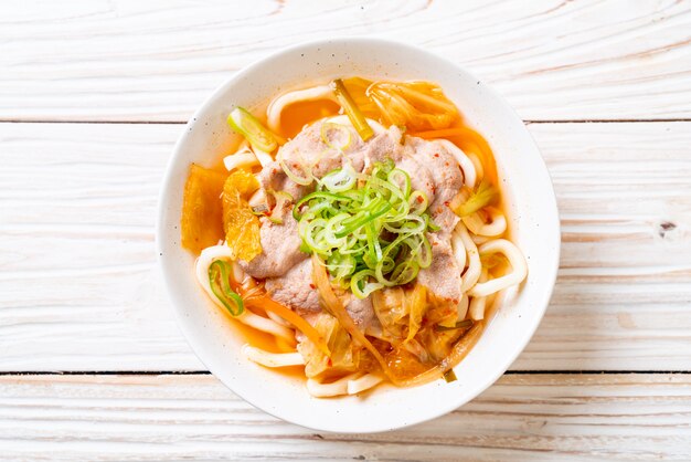 Udon Ramen Nudel mit Schweinefleisch und Kimchi