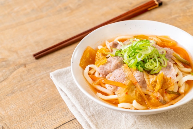 Udon Ramen Nudel mit Schweinefleisch und Kimchi