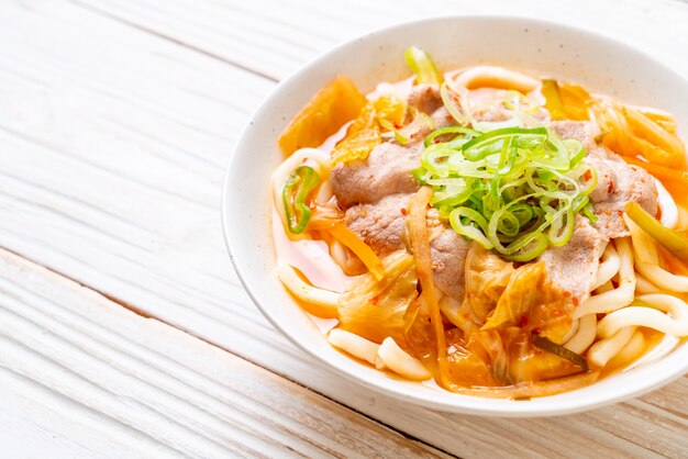 Udon Ramen Nudeln mit Schweinefleisch und Kimchi