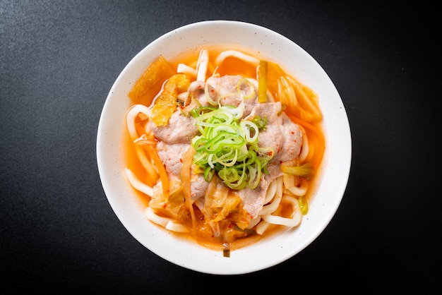 Udon Ramen Nudeln mit Schweinefleisch und Kimchi