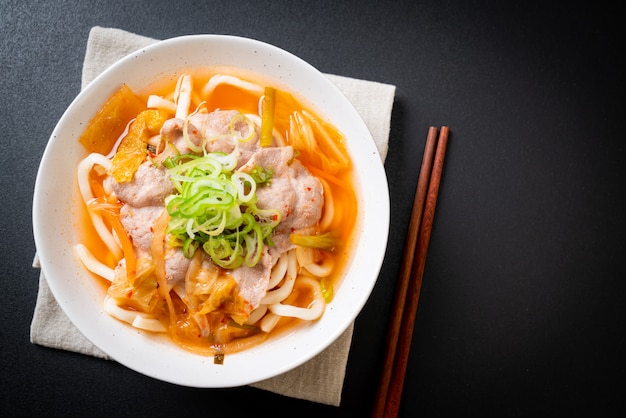 Udon Ramen Nudeln mit Schweinefleisch und Kimchi