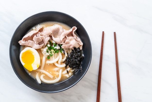 Udon-Ramen-Nudeln mit Schweinefleischsuppe