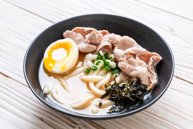 Udon-Ramen-Nudeln mit Schweinefleischsuppe