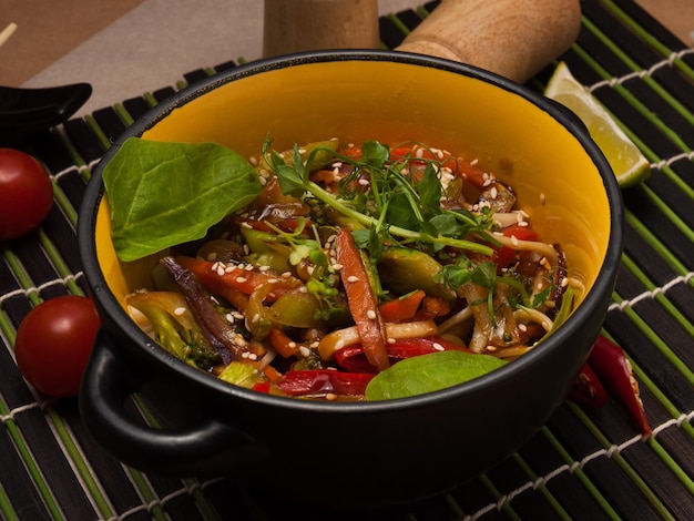 Udon con verduras es un plato tradicional japonés