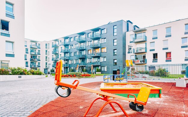 UE Complejo de nuevos edificios residenciales con parque infantil como instalaciones al aire libre.