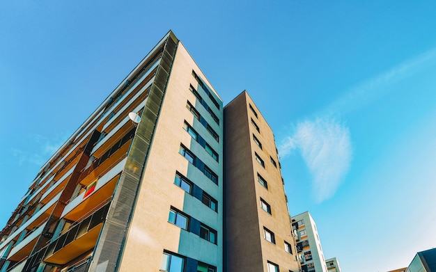 UE Fachada de un moderno bloque de viviendas residenciales edificio de apartamentos. Incluyendo lugar para espacio de copia