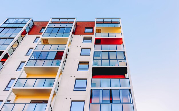 UE Fachada de un moderno edificio residencial de apartamentos. Incluyendo lugar para espacio de copia