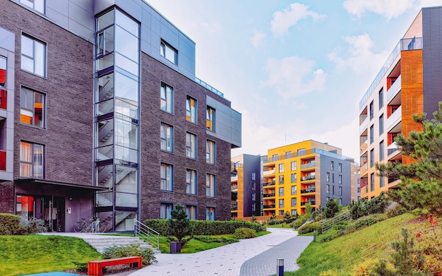 UE Moderno complejo de edificios residenciales de apartamentos con concepto de instalaciones al aire libre. con bancos