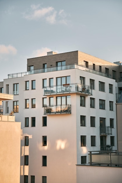 UE Moderno complejo europeo de edificios de apartamentos e instalaciones al aire libre
