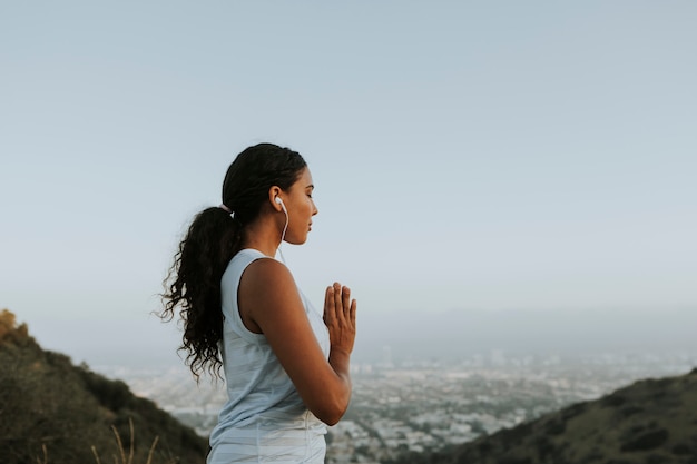 Übendes yoga der frau für entspannung