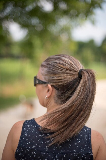 Foto Über 50 pferdeschwanz alte frau von hinten