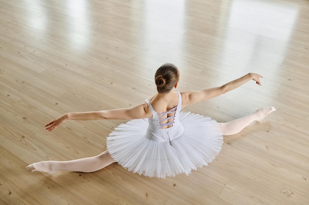 Über der ansicht einer jungen schlanken ballerina, die eine der choreografischen übungen praktiziert