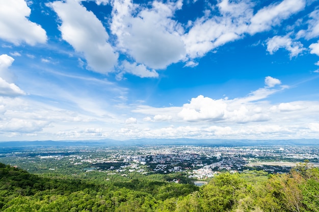 über der Stadt airatmosphere strahlend blauen Himmelshintergrund abstrakte klare Textur mit weißen Wolken.