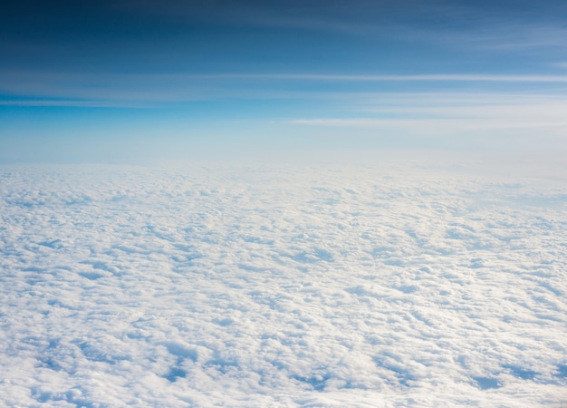 über weißen Wolken Blick und einen blauen Himmel