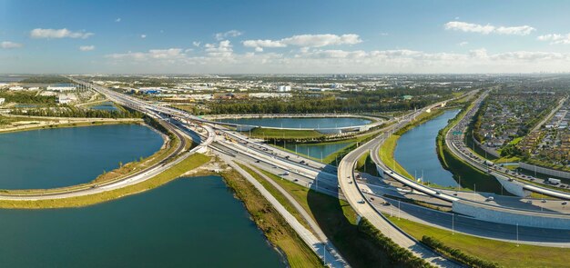 Foto Überblick über breite autobahnkreuzungen in miami florida mit schnell fahrenden autos usa verkehrsinfrastrukturkonzept