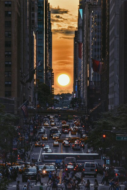 Foto Überfüllte straße in der stadt bei sonnenuntergang