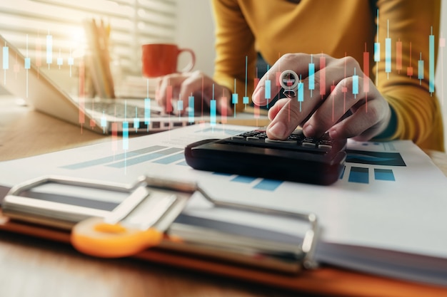 Übergeben Sie Frauen, die Finanzen erledigen, und berechnen Sie die Schreibtischsteuer im Homeoffice.