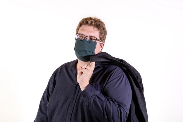 Übergewichtiger Mann mit einem schwarzen Hemd