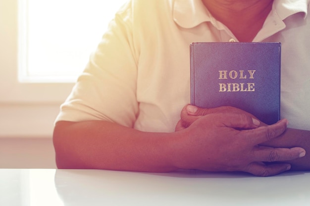 Übergibt Frau mit bibelbetendem christlichem Konzept