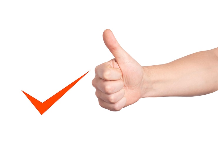 Foto übergibt männer, die positive symbole mit weißem hintergrund machen