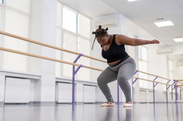 Foto Übergroße ballerina übt im studio