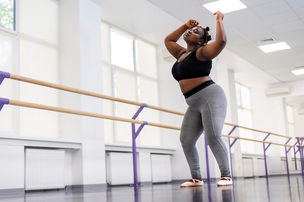 Foto Übergroße ballerina übt im studio