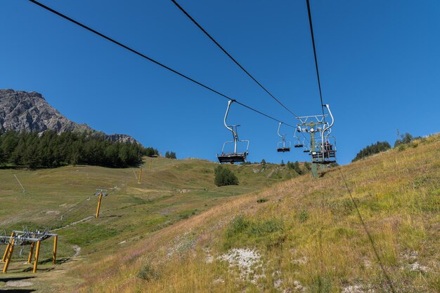 Foto Überirdische seilbahn auf dem feld gegen den himmel