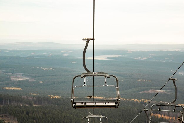 Foto Überirdische seilbahn auf landschaft gegen himmel