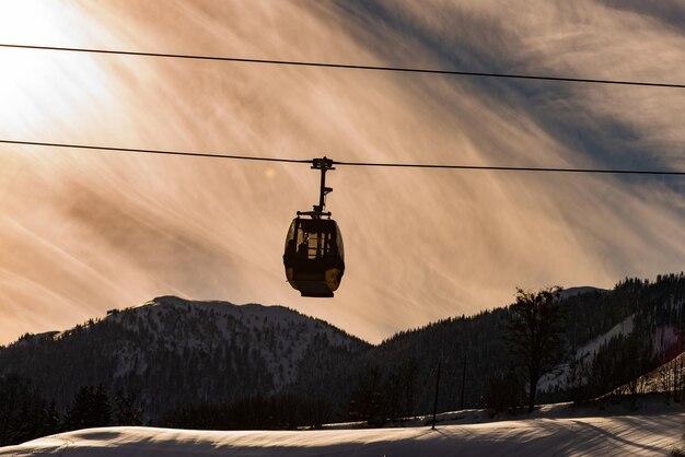 Foto Überirdische seilbahn gegen den himmel im winter