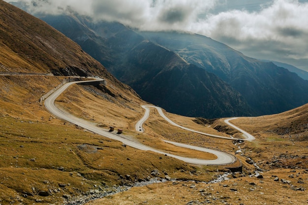 Foto Überquerung der karpaten in rumänien transfagarasan ist eine der spektakulärsten bergstraßen der welt