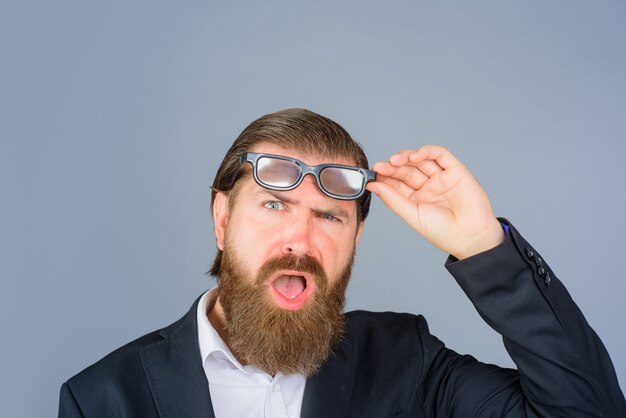 Foto Überraschter geschäftsmann mit brille bärtiger mann im formellen anzug porträt des geschäftsmannes tragen