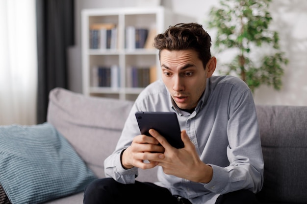 Überraschter Mann mit Tablette