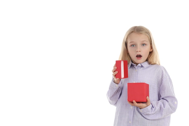 Überraschtes kleines mädchen mit geschenkbox isoliert auf weißem hintergrund