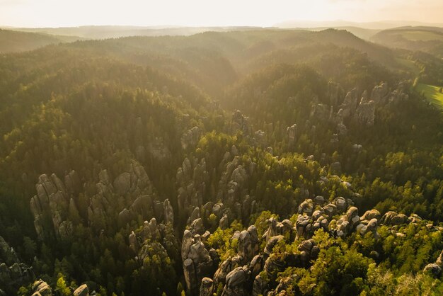 Überreste der Felsenstadt in Adrspach Rocks Teil des Landschaftsparks AdrspachTeplice in der Region Broumov Highlands in der Tschechischen Republik Luftbild Tschechische Berglandschaft