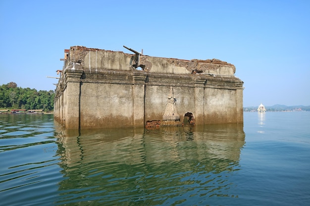 Foto Überreste des ehemaligen wat wang wirekaram tempels, der nach dem bau des staudamms teil der unterwasserstadt war