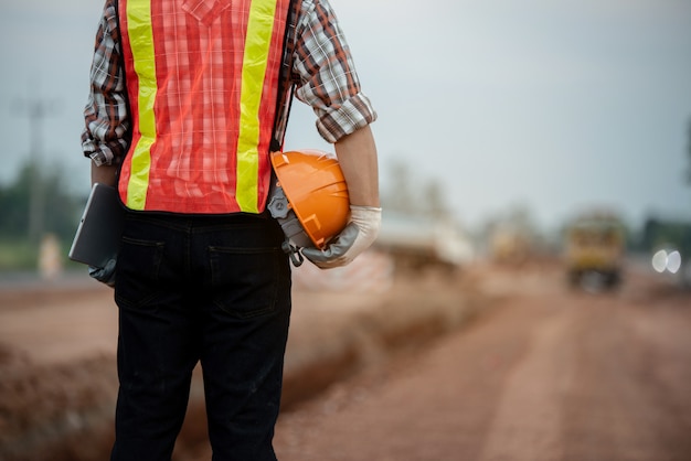 Überwachungsarbeit des bauingenieurs an der baustelle