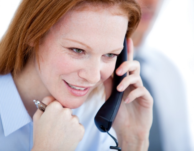 Foto Überzeugte geschäftsfrau, die am telefon taling ist