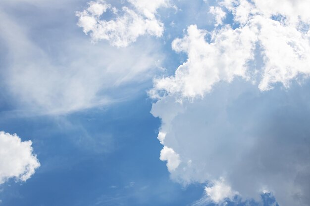 Üppige weiße Wolken am blauen Himmel