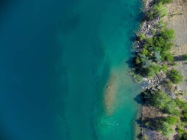 Ufer des blauen Seeblicks von oben